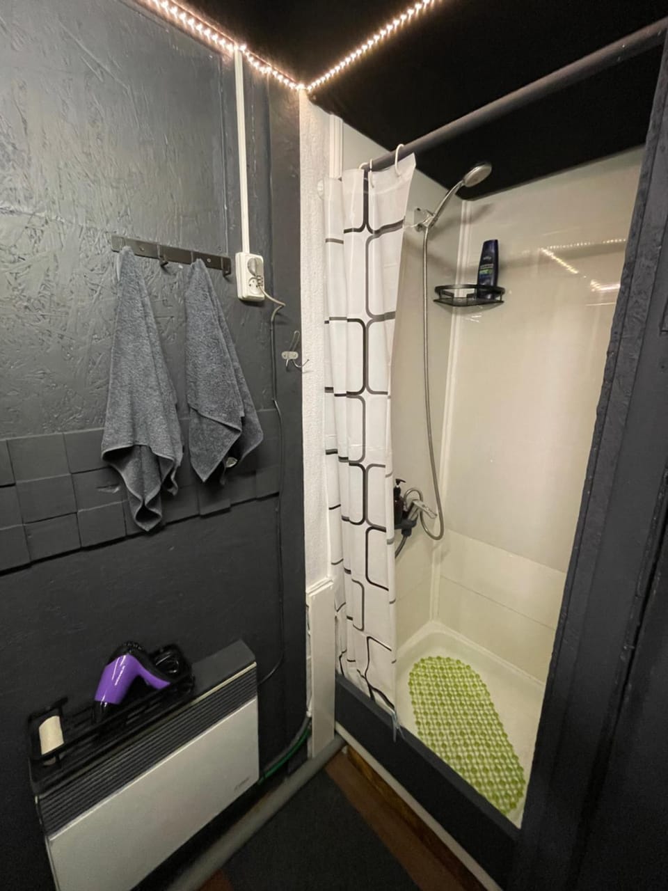 Shower, towels
