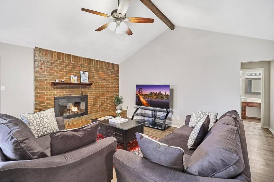 Communal lounge/ TV room, TV and multimedia, Living room, Seating area, Evening entertainment, fireplace, flat iron