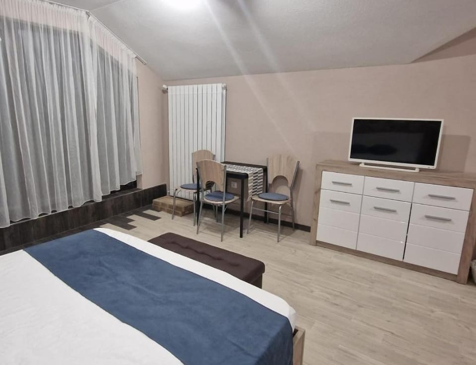 TV and multimedia, Living room, Photo of the whole room, Bedroom