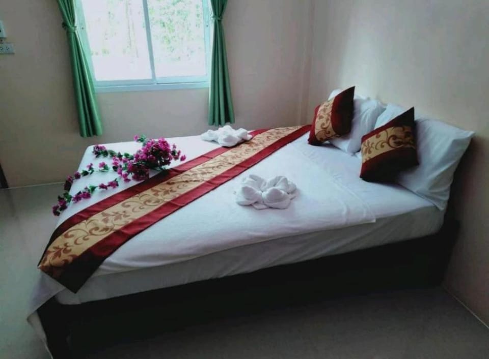 Painting Family Hostel Hostel in Khlong Sok