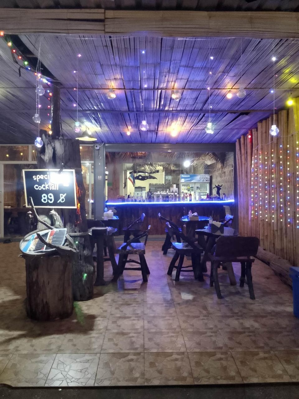 Lounge or bar, Food and drinks