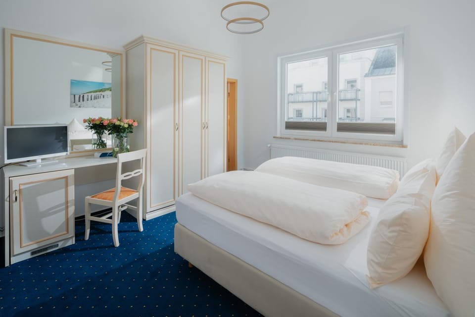 Bed, TV and multimedia, Photo of the whole room, Bedroom, hair dresser