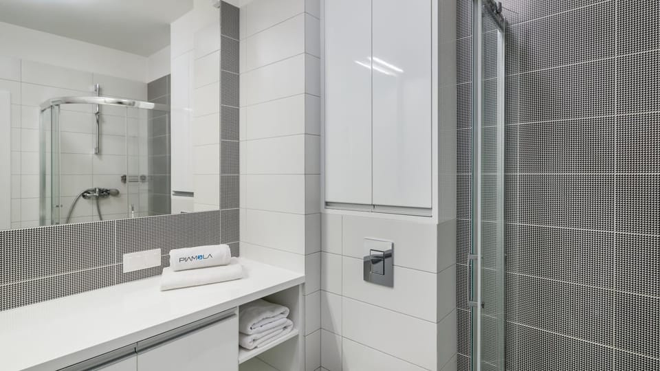 Shower, Bathroom, towels
