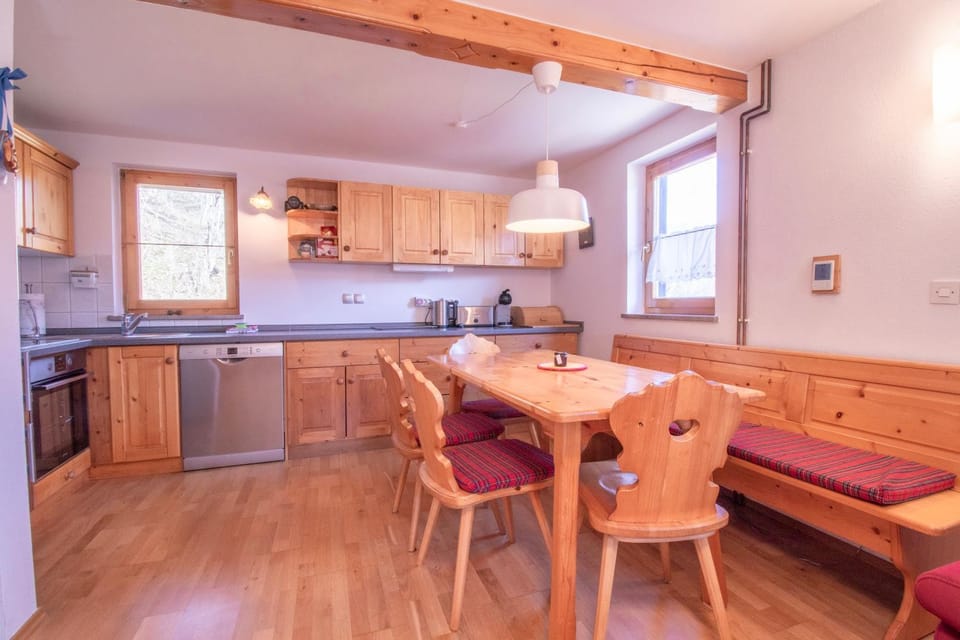 Dining area, kitchen