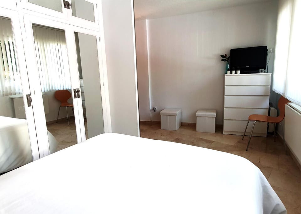 Bed, TV and multimedia, hair dresser, wardrobe
