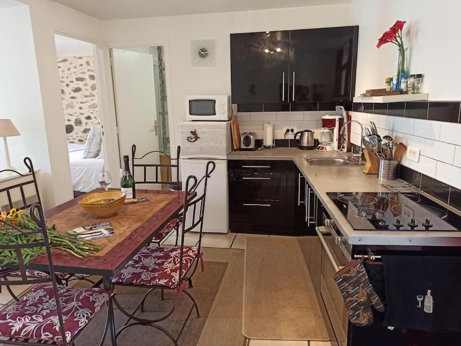 Kitchen or kitchenette, Dining area, oven, stove