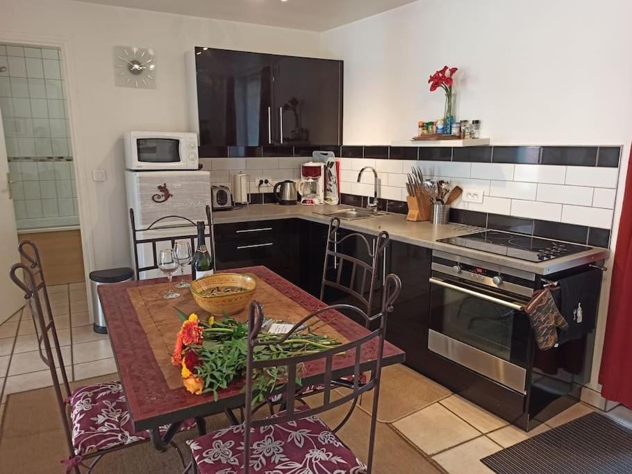 Kitchen or kitchenette, Dining area, microwave, oven, stove, toaster