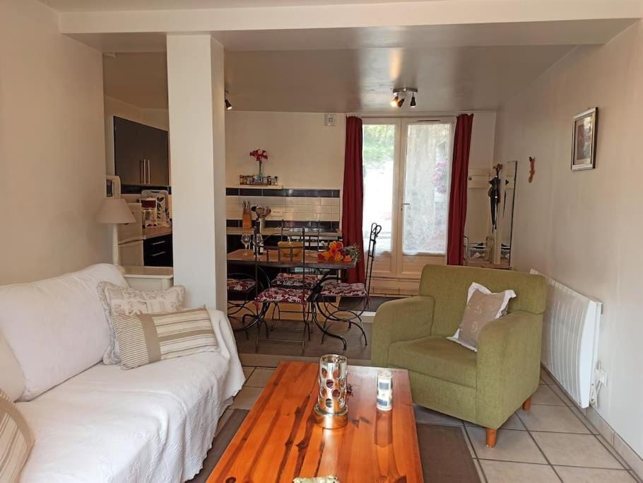 Kitchen or kitchenette, Living room, Photo of the whole room, Dining area