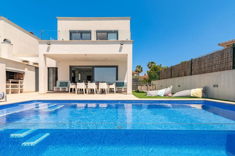 Property building, Day, Pool view, Swimming pool, sunbed
