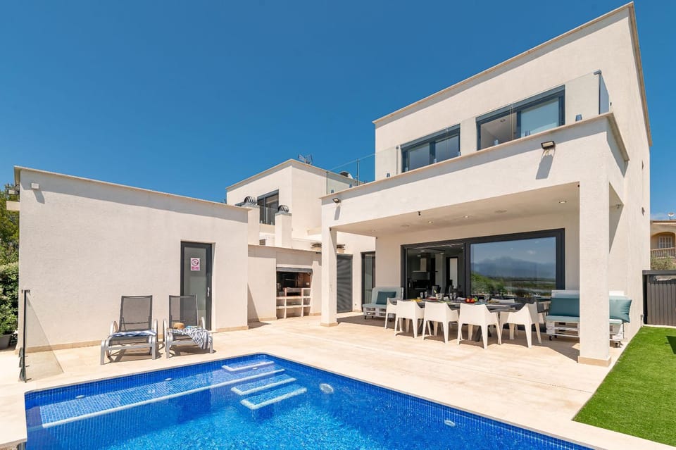 Property building, Patio, Day, Pool view, Swimming pool, sunbed
