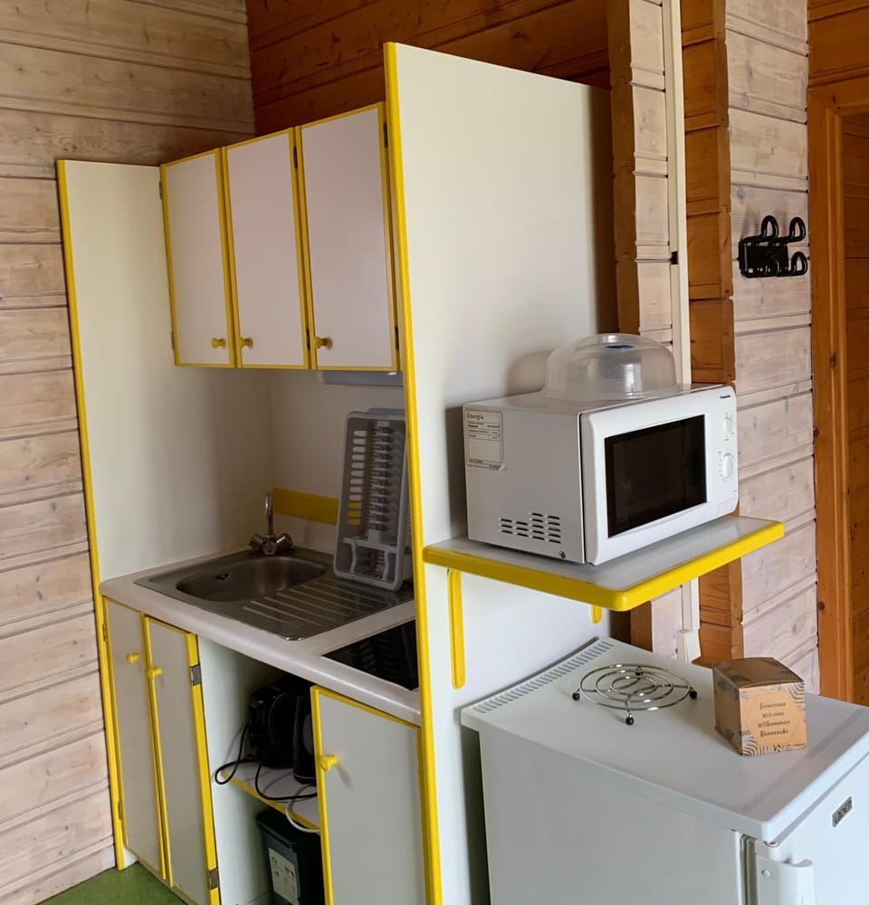 Kitchen or kitchenette, minibar