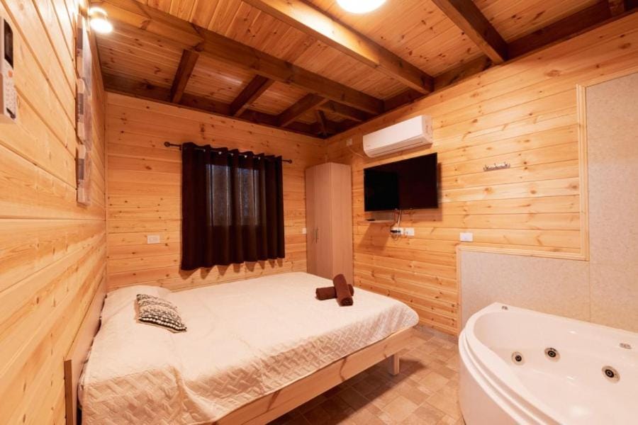 Bed, Hot Tub