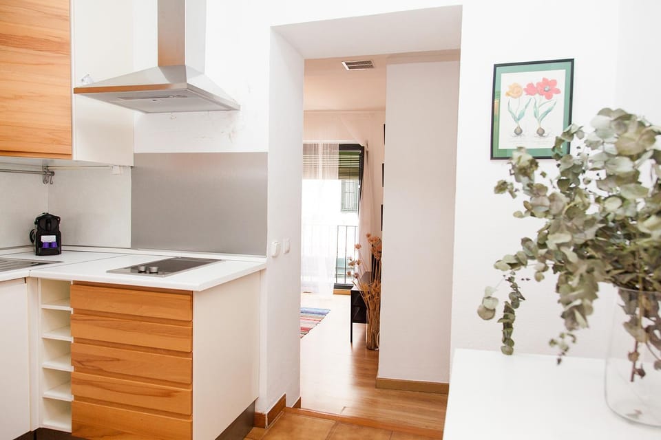 Coffee/tea facilities, Kitchen or kitchenette, Dining area, stove