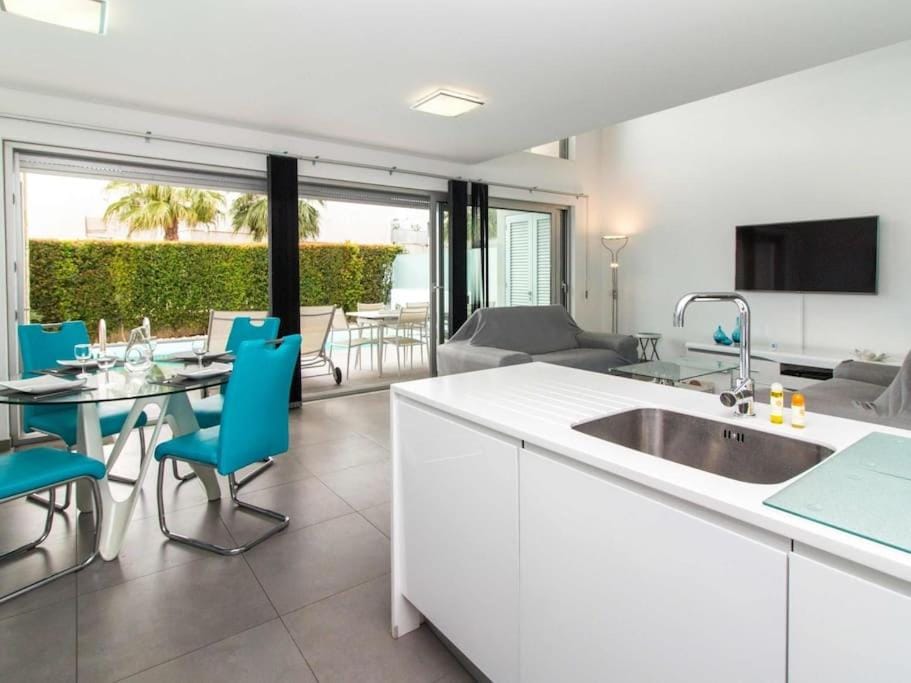 Kitchen or kitchenette, Living room, Dining area