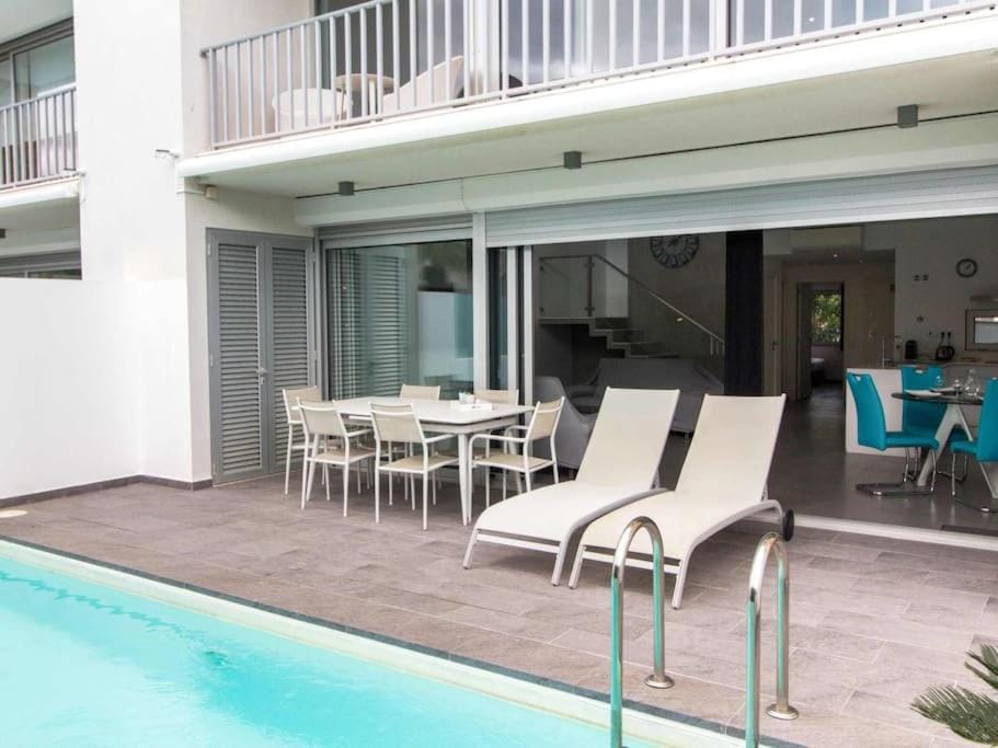 Dining area, sunbed