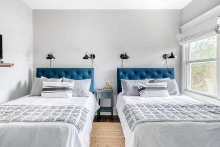 Spacious Dog Friendly 3 BR Townhome, Grill, Patio 3 Blocks to Grocer, 5 Mins to 5 Points, 15 Mins to Broadway, 24 Hour Hospitality Team, Perfect for Families House in East Nashville