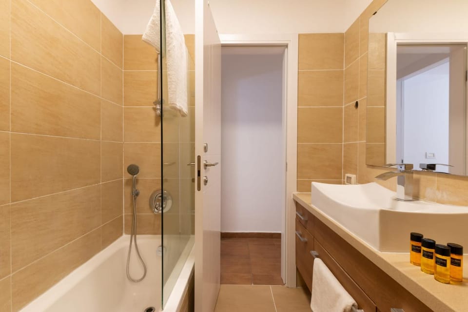 Shower, Bathroom, Bath, towels