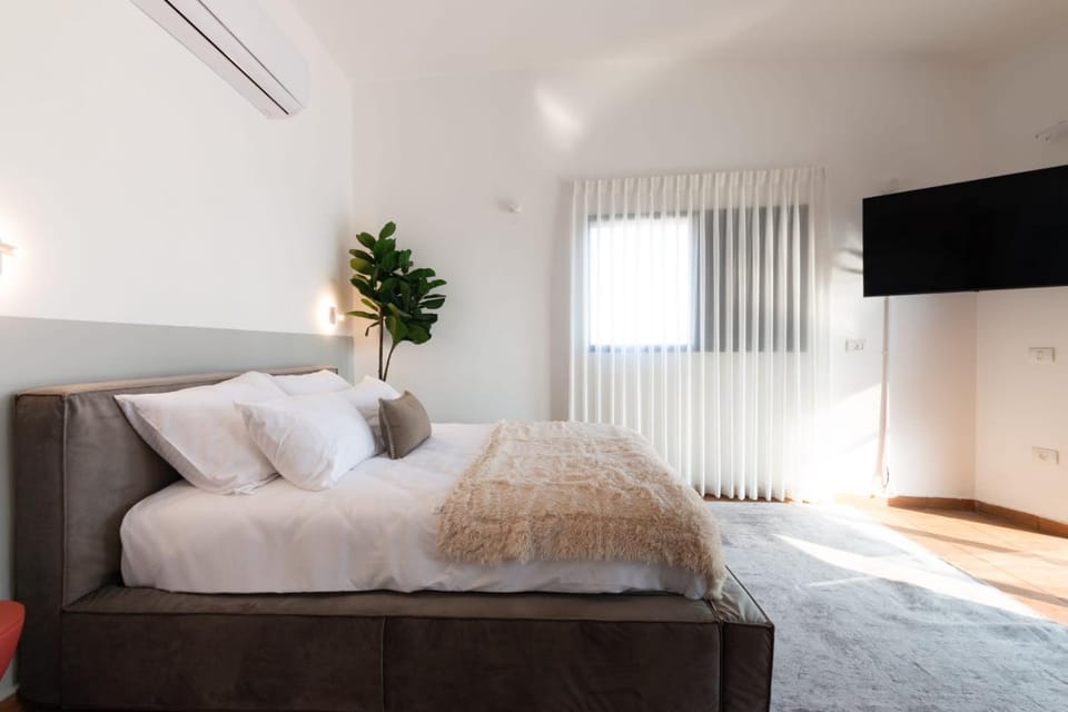 Bed, TV and multimedia, Bedroom