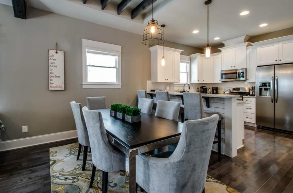 1-Story Family Home with Fenced Yard, Grill, Parking, Sleeps 10, 5 Mins to Five Points & Nissan Stadium, Smart TVs, Pet-Friendly Yard, Patio for BBQs, Ideal Nashville Getaway for Families, 24 Hr Hospitality House in East Nashville
