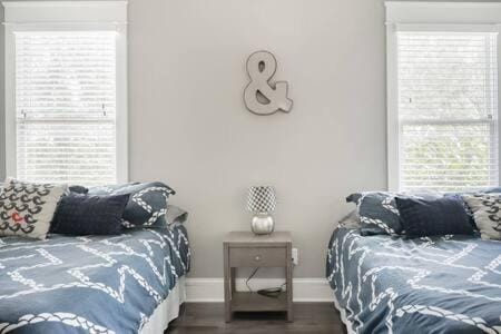 1-Story Family Home with Fenced Yard, Grill, Parking, Sleeps 10, 5 Mins to Five Points & Nissan Stadium, Smart TVs, Pet-Friendly Yard, Patio for BBQs, Ideal Nashville Getaway for Families, 24 Hr Hospitality House in East Nashville