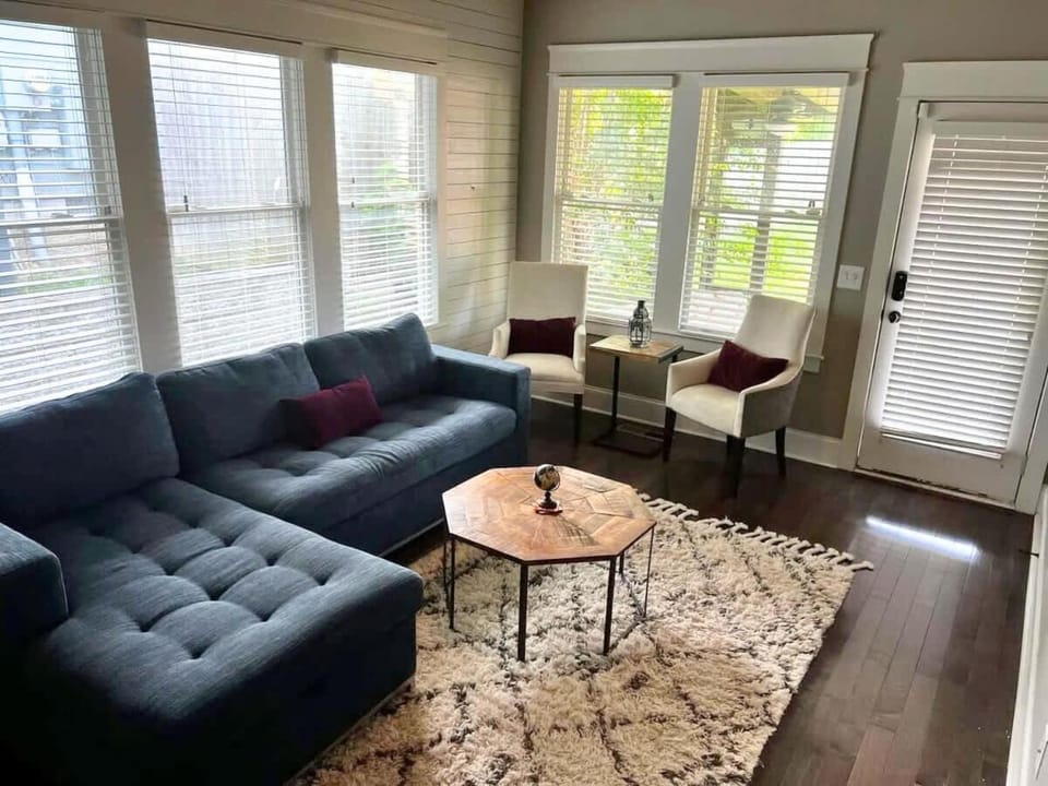 1-Story Family Home with Fenced Yard, Grill, Parking, Sleeps 10, 5 Mins to Five Points & Nissan Stadium, Smart TVs, Pet-Friendly Yard, Patio for BBQs, Ideal Nashville Getaway for Families, 24 Hr Hospitality House in East Nashville