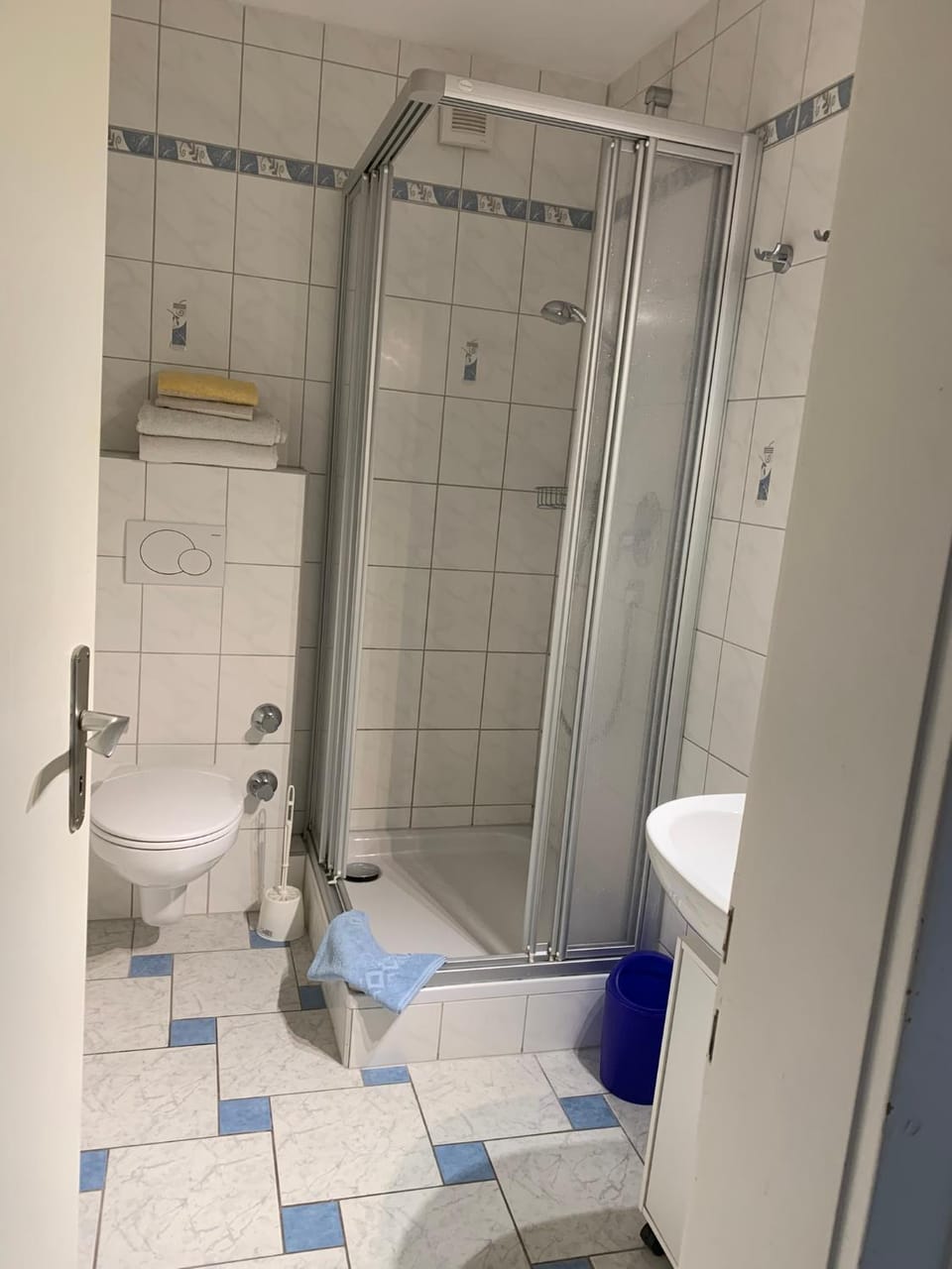 Shower, Toilet