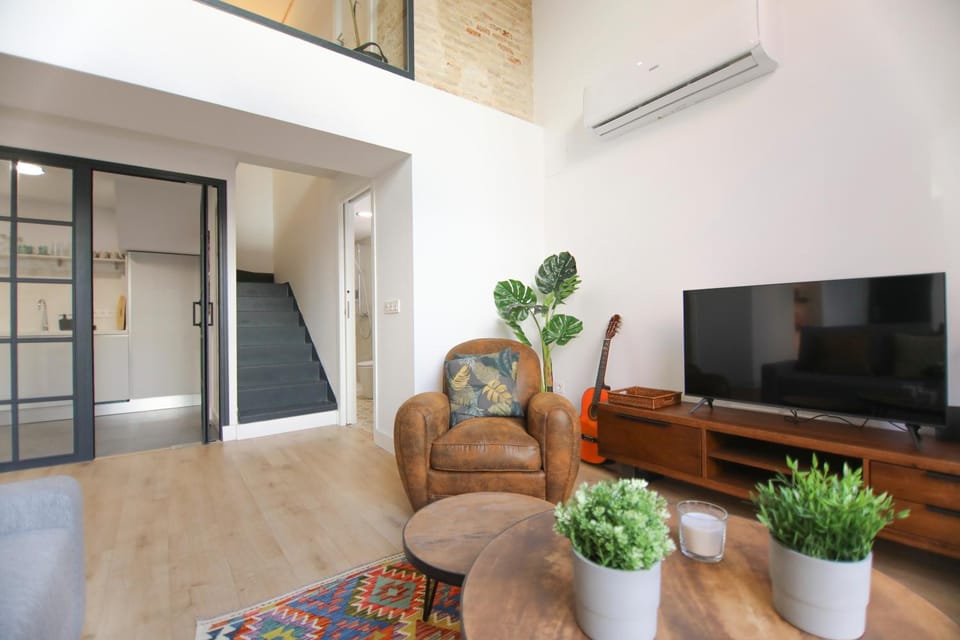 Communal lounge/ TV room, TV and multimedia, Living room, Seating area, Evening entertainment, air conditioner