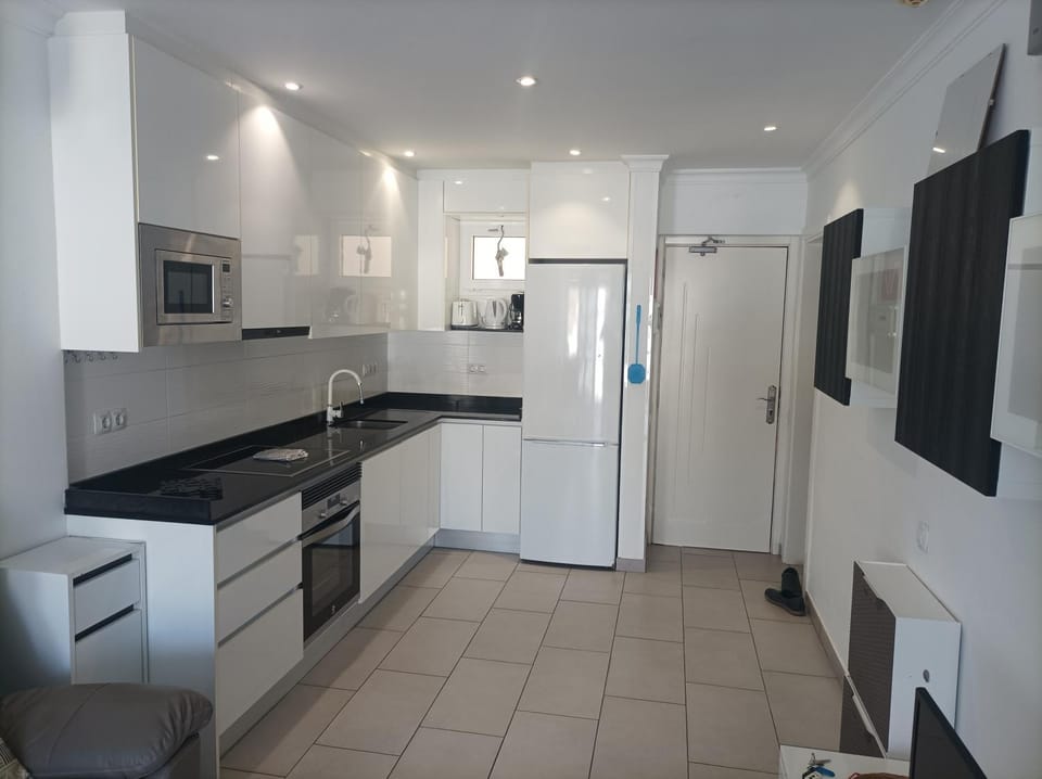 Kitchen or kitchenette, dishwasher, oven