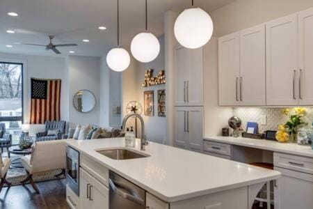 Nashville Getaway - Rooftop, Garage, Near Broadway! House in Nashville