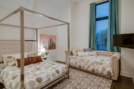 6 BR Gulch Homes, Garages, Rooftops, Walk to Gulch 10 Mins to Broadway, 24 Hour Hospitality Team, Perfect for Groups House in Nashville