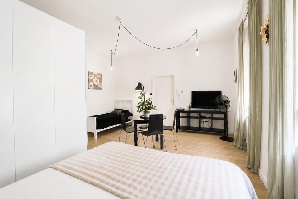 Bed, TV and multimedia, Photo of the whole room