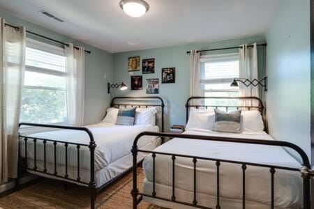 1-Story Home, Fenced Yard, Grill, Firepit, Parking, Sleeps 10, Pet-Friendly, Smart TVs, 10 Mins to Nissan Stadium & Five Points, Cozy Bedrooms, Outdoor Fun, Perfect for Families & Groups House in East Nashville