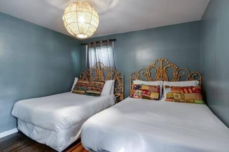 1-Story Home, Fenced Yard, Grill, Firepit, Parking, Sleeps 10, Pet-Friendly, Smart TVs, 10 Mins to Nissan Stadium & Five Points, Cozy Bedrooms, Outdoor Fun, Perfect for Families & Groups House in East Nashville