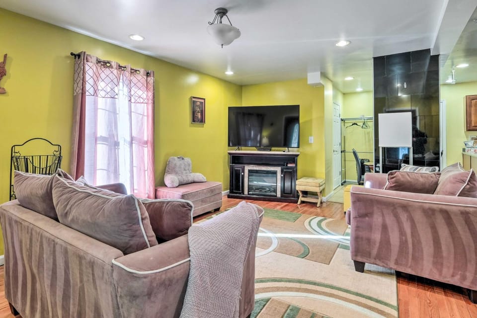 5 Mi to National Mall: Home in Washington DC House in District of Columbia