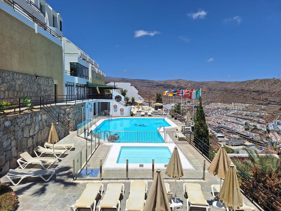 Swimming pool, sunbed