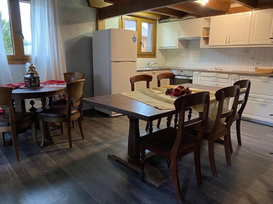 Kitchen or kitchenette, Dining area