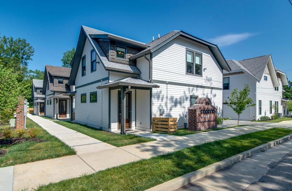 Modern East Nashville Gem, Walk to Local Favorites, Cozy Den, Workspace & Smart TVs, Fully Equipped Kitchen, Garage & Fast WiFi, Near Mas Tacos, Rosepepper & Five Points, 10 Min to Broadway & Nissan Stadium, 24 Hr Hospitality House in East Nashville