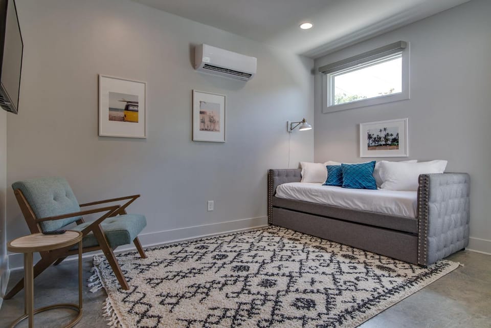 Modern East Nashville Gem, Walk to Local Favorites, Cozy Den, Workspace & Smart TVs, Fully Equipped Kitchen, Garage & Fast WiFi, Near Mas Tacos, Rosepepper & Five Points, 10 Min to Broadway & Nissan Stadium, 24 Hr Hospitality House in East Nashville