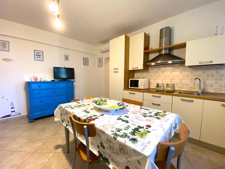 Kitchen or kitchenette, Dining area, oven, pet friendly, stove