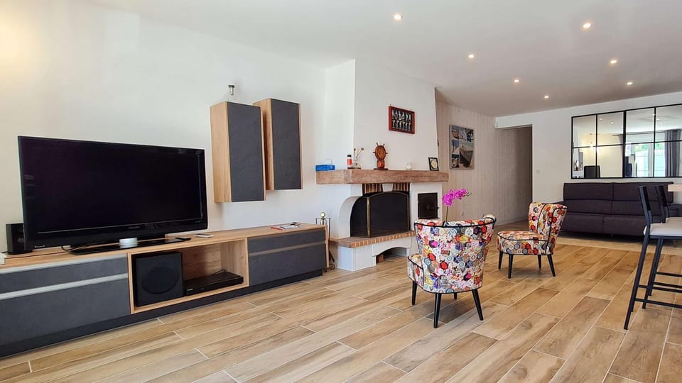 Communal lounge/ TV room, TV and multimedia, Kitchen or kitchenette, Living room, Seating area, Dining area, minibar, oven
