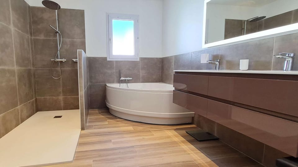 Shower, Toilet, Bathroom, Bath