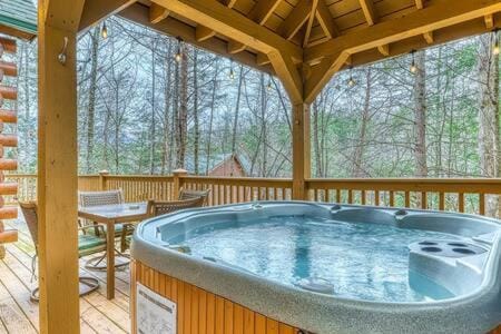 Rustic Cabin with Hot Tub, Large Deck & Game Room Two King Suites and Loft Game Room Bunks, 10 Mins to Gatlinburg, 20 Mins to Parkway Great for Families, 24 Hr Hospitality, Dog Friendly Cabin in Gatlinburg