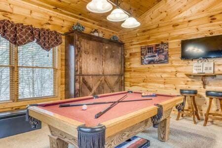 Rustic Cabin with Hot Tub, Large Deck & Game Room Two King Suites and Loft Game Room Bunks, 10 Mins to Gatlinburg, 20 Mins to Parkway Great for Families, 24 Hr Hospitality, Dog Friendly Cabin in Gatlinburg