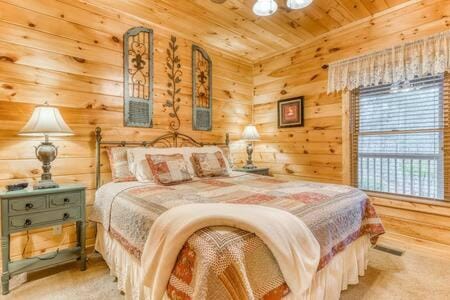 Rustic Cabin with Hot Tub, Large Deck & Game Room Two King Suites and Loft Game Room Bunks, 10 Mins to Gatlinburg, 20 Mins to Parkway Great for Families, 24 Hr Hospitality, Dog Friendly Cabin in Gatlinburg