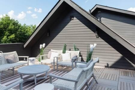 7BR Retreat, Rooftops, Garages, Walkable to Faves 5 Mins to Nissan Stadium, Less than 10 Mins to Broadway, 24 Hr Hospitality, Great for Groups House in Nashville