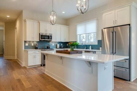 7BR Retreat, Rooftops, Garages, Walkable to Faves 5 Mins to Nissan Stadium, Less than 10 Mins to Broadway, 24 Hr Hospitality, Great for Groups House in Nashville