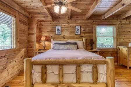 Cozy Forest Cabin - Hot Tub, Pets Welcome, Sleep 10 with Wraparound Deck, Scenic Views and Access to Resort Pool, Near The Parkway, Tanger Outlets and Dollywood, Smoky Mountain Charm, 24Hr Hospitality and Family Comfort Cabin in Pigeon Forge