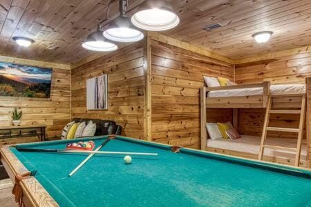 Cozy Forest Cabin - Hot Tub, Pets Welcome, Sleep 10 with Wraparound Deck, Scenic Views and Access to Resort Pool, Near The Parkway, Tanger Outlets and Dollywood, Smoky Mountain Charm, 24Hr Hospitality and Family Comfort Cabin in Pigeon Forge