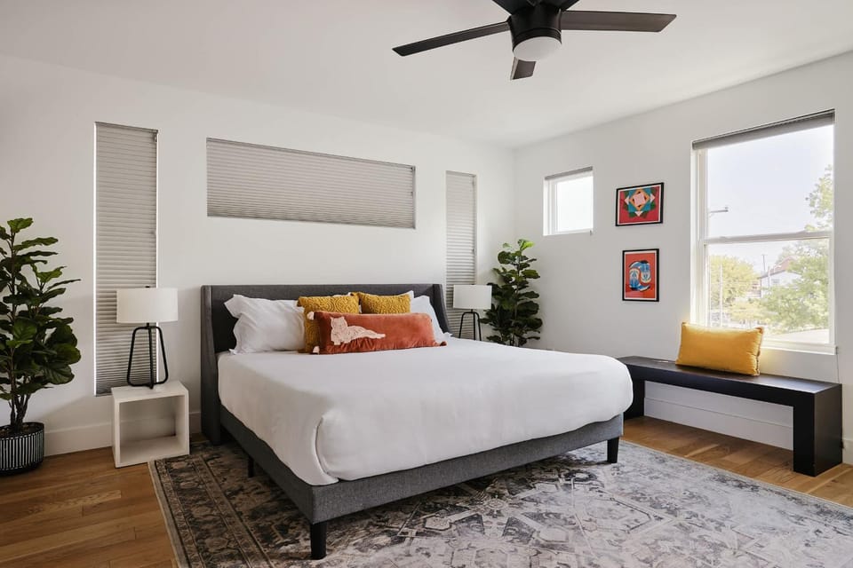 Stylish 3 Bed Retreat, Rooftop, Parking, Sleeps 10, Ensuite Baths, Bunk Room, Gourmet Kitchen, Cozy Living Space, Rooftop Views & Fire Table, Near Downtown, Distilleries & Marathon Village, 24 Hr Hospitality House in Nashville