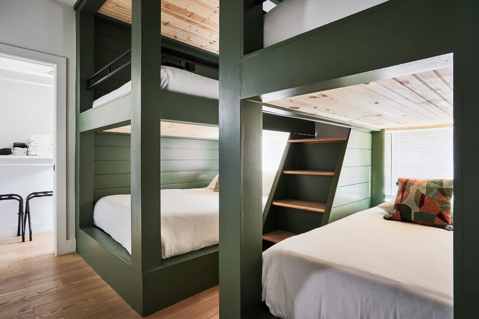 Stylish 3 Bed Retreat, Rooftop, Parking, Sleeps 10, Ensuite Baths, Bunk Room, Gourmet Kitchen, Cozy Living Space, Rooftop Views & Fire Table, Near Downtown, Distilleries & Marathon Village, 24 Hr Hospitality House in Nashville